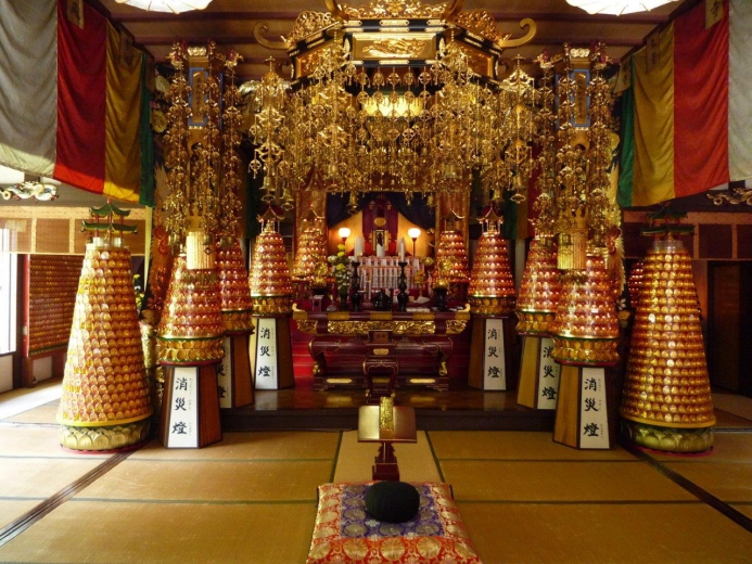 本堂正面には三国伝来秘仏である「開運出世慈母観世音菩薩」さまが祀られております。