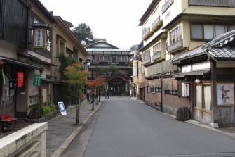 箱根湯本の温泉街を走り抜けます！