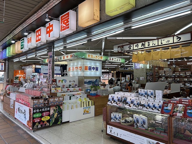 箱根湯本駅前の中でも特に広い店内には名物の品々がところ狭しと並びます