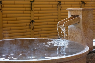 湯坂山を望むことができる湯本温泉の露天風呂。