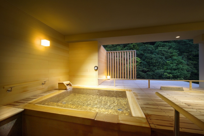 最上階の貸切露天風呂は、趣の異なる3つのお風呂。プライベート空間が広がり、周囲を気にせず湯に浸かれます。渓流と山々を望む絶景とともに、贅沢な温泉で心休まるひとときをご堪能くださいませ。