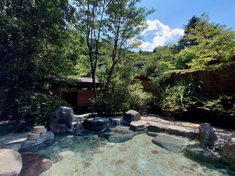 露天風呂　：　須雲川沿いの露天風呂でございます。ここには天井はございません。川のせせらぎと自然の音が癒してくれます。