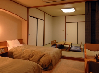 和洋室（2～6名）和と洋の2つの趣き。ファミリーにものんびり過ごせるお部屋です。