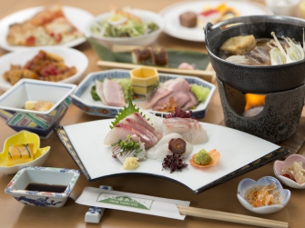 夕食ハーフバイキング　前菜・刺身・鍋物はお一人様ずつ、その他はバイキングからどうぞ。※都合により和膳に変更になる場合がございます。