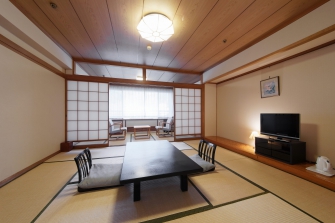 和室は、大きな窓から須雲川を一望しつつ、ゆったりとお寛ぎできます。