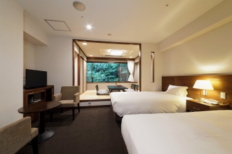 和洋室は、和室とベッドを備えた和洋折衷タイプのお部屋です。