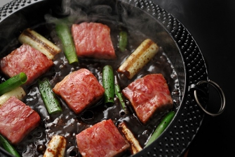 【明治の牛鍋】特別会席の台の物。ぶつ切りの牛肉を甘めの味噌で仕立てた逸品でございます。