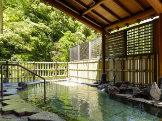 湯本1号泉を含む3本の源泉から湧き立つ当館自慢の温泉。内湯や開放的な露天風呂を備え、地上20ｍの高さから須雲川の渓流を見下ろす贅沢。広々とした湯で、疲れをほどく癒しの時間をお過ごしください。