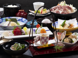 ご夕食は年に4回季節に合わせて献立を一新し、旬の食材を取り入れた会席料理をご用意しております。ふっくらと炊き上げた釜炊きご飯とともに、山海の幸をふんだんに使用した料理をご堪能ください。