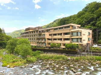 都心からロマンスカーで90分。箱根湯本駅から徒歩圏に位置し、須雲川・湯坂山の水と緑に囲まれた静かな自然の中に佇むお宿でございます。