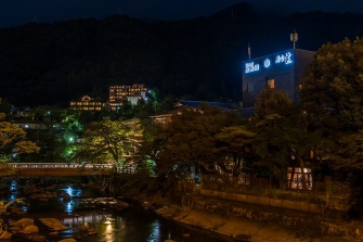 早川越しのホテル坐樂閑の外観でございます。