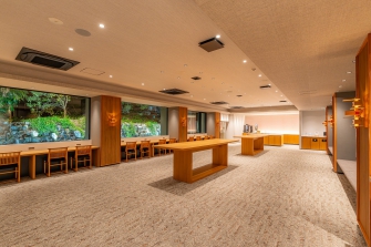「宿泊者専用ラウンジIn＆OutLaunge」　　　　　　　　　「旅館到着時や湯上り後のひと休み、庭園散策の合間やワークスペースとしてもご利用いただけます。　　　　　　　セルフサービスのドリンクバーをご利用いただけます。」　　　　　　　　　営業時間　7：00～22：00